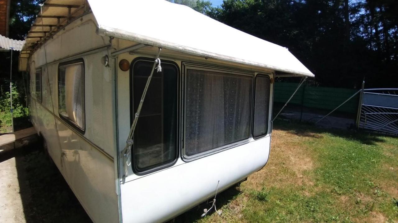 Geraumiger Wohnwagen Unter Baumen Neben Mur-Stausee Feldkirchen bei Graz Exterior photo